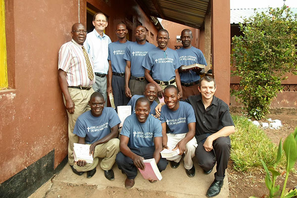 Mozambique’s TEE students (all in blue shirts) pose with Kapasseni Project founder Rev. Joseph Alfazema (back row, far left) as well as TEE instructors Rev. Carlos Walter Winterle (South Africa: back-row, second-from-left) and André Plamer (Brazil: front row, far right).